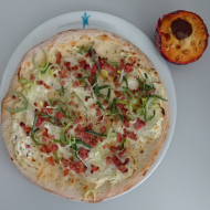 Pizza 'Elsässer Art' mit Schinkenstreifen, saurer Sahne, Porreeringen und Speck (2,19,51,81) + 1 Muffin (15,18,19,72,81)