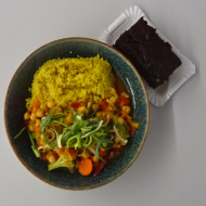 Vegan: Scharfes Kichererbsen-Curry mit Tomaten, buntem Gemüse, Paprika und Knoblauch (3,21,49) dazu Zitronenbulgur (81) + 1 Stk.veganer Schokokuchen (81) 