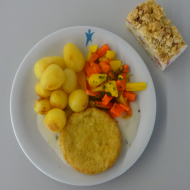Vegan: Blumenkohl-Knuspermedaillon (21,81), Kressesoße (49), Rustiko Carrots und würzige Schwenkkartoffeln + 1 Stück hausgemachten Rhabarberkuchen (81)