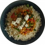 Vegetarisches Feta-Kichererbsen-Curry mit Bohnen, Tomaten, Zwiebel und Knoblauch (2,3,19,49), Bratreis mit frischen Lauchzwiebeln
