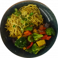 Vegan: Asiatisches Tofu Stir Fry mit Brokkoli, Frühlingszwiebel, Knoblauch, Koriander und Sesam (2,18,23,44,49,81), chinesische Bratnudeln (18,81)