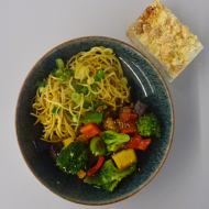 Vegan: Asiatisches Tofu Stir Fry mit Brokkoli, Frühlingszwiebel, Knoblauch, Koriander und Sesam (2,18,23,44,49,81), chinesische Bratnudeln (18,81) + 1 Stück hausgemachter Kuchen (81)