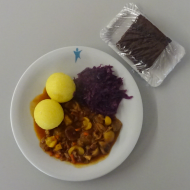 Vegan: Waldpilz-Maronen-Ragout (21,24,44), Rotkohl, grüne Klöße (2,3,24) + 1 Stück hausgemachter Schokoladenkuchen (81)