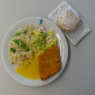 Vegan: Chinaschnitte (21,22,81), Curry-Mango-Soße (49,81,83), Bratreis mit Zuckerschoten, Salatgarnitur + 1 Stück hausgemachter Kuchen (81)