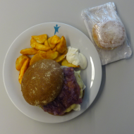 Blue Cheese-Burger mit Gorgonzola, Birnen-Zwiebel-Marmelade, Mayonnaise und Eisbergsalat (3,9,15,19,21,22,24,52,81), Kartoffelspalten (49,81) + 1 Pfannkuchen (15,19,81)