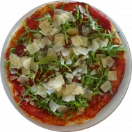 Hausgemachte Rucola-Pizza mit Seranoschinken und gehobeltem italienischen Hartkäse (2,19,22,51,81)