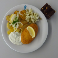 Hähnchenschnitte 'Diana' mit Zitronenecke (19,21,54,81), Bärlauchdip (19), Bratkartoffeln, kleine Salatgarnitur (9) + 1 Stück hausgemachter gefüllter Schokokuchen (81)