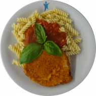 Schweineschnitzel 'Toscana' in würziger Kräuterpanade (15,51,81) mit Sauce Napoli (81) dazu Spirelli (81) und eine Brokkolicremesuppe (19,24,81) 