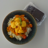 Vegan: Tandooriblumenkohl mit Linsen-Ananas-Curry (1,2,3,18,22) dazu Basmatireis + 1 Stück hausgemachter veganer Schokokuchen mit Himbeeren (81)