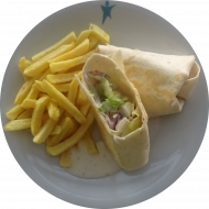 Wrap mit mariniertem Halloumi, Tomate, Gurke, Eisberg (3,15,19,22,81) dazu Pommes frites