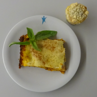 Lasagne a la Bolognese mit Rotwein und Basilikum (3,15,19,21,24,44,49,51,52,81) + 1 veganer Muffin