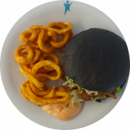 Black Teriyaki-Burger mit Pulled Pork, Eisbergsalat, Kraut, Tomate, frische Gurke und Koriander (2,18,21,23,26,44,49,51,81,82,83) an Kräuter-Sour Cream (19,24) dazu Twister Pommes (81)