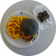 Black Teriyaki-Burger mit Pulled Pork, Eisbergsalat, Kraut, Tomate, frische Gurke und Koriander (1,2,18,21,23,49,51,81,83), Pommes fries (81) + 1 Stück hausgemachter Schokokuchen (81)