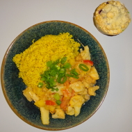 Vegan: 'Aloo Gobi' - pikante Kartoffel-Blumenkohlpfanne mit Sojajoghurt (3,18) dazu Zitronenbulgur (81) + 1 Muffin (81)