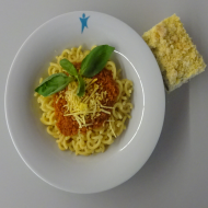 Vegan: Gabelspaghetti (81) mit Soja-Gemüse-Bolognese (18), Reiberei (veganer Reibekäse) (1,2) + 1 St. veganer hausgemachter Pflaumenkuchen (81)
